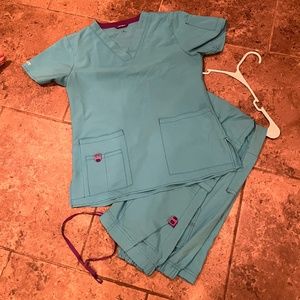 Carhartt Womens Scrub Set